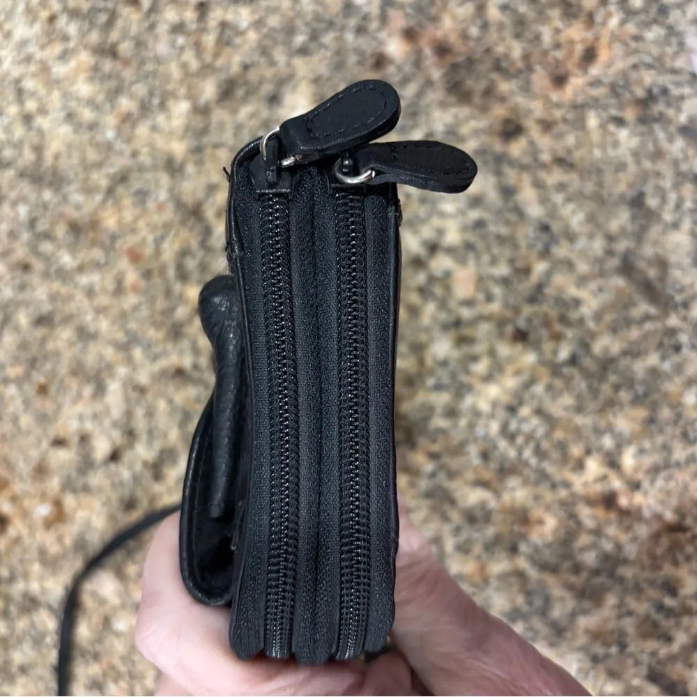 Wilsons Leather Elegant Black Crossbody Bag - Picture 5 of 16